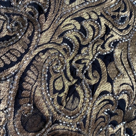 Beautiful detailed dress - Picture 5 of 5